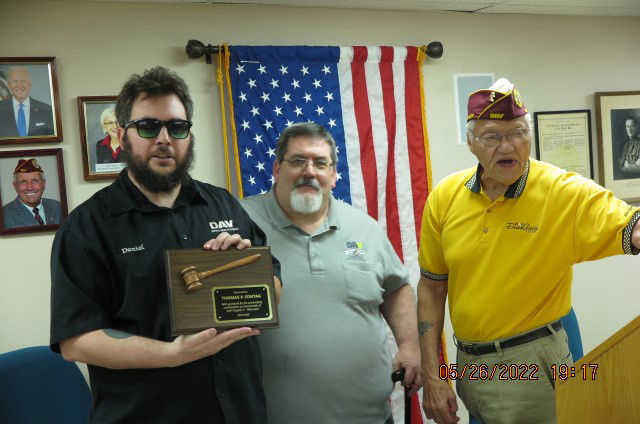 PRESENTING A PLAQUE to outgoing Chapter Commander Tom Sontag 